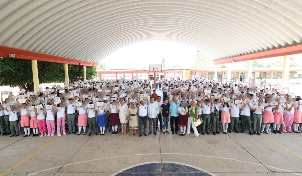 Gobierno de Tabasco entrega más de 12 mil tabletas a estudiantes de secundaria en Nacajuca y Jalpa de&nbsp;Méndez