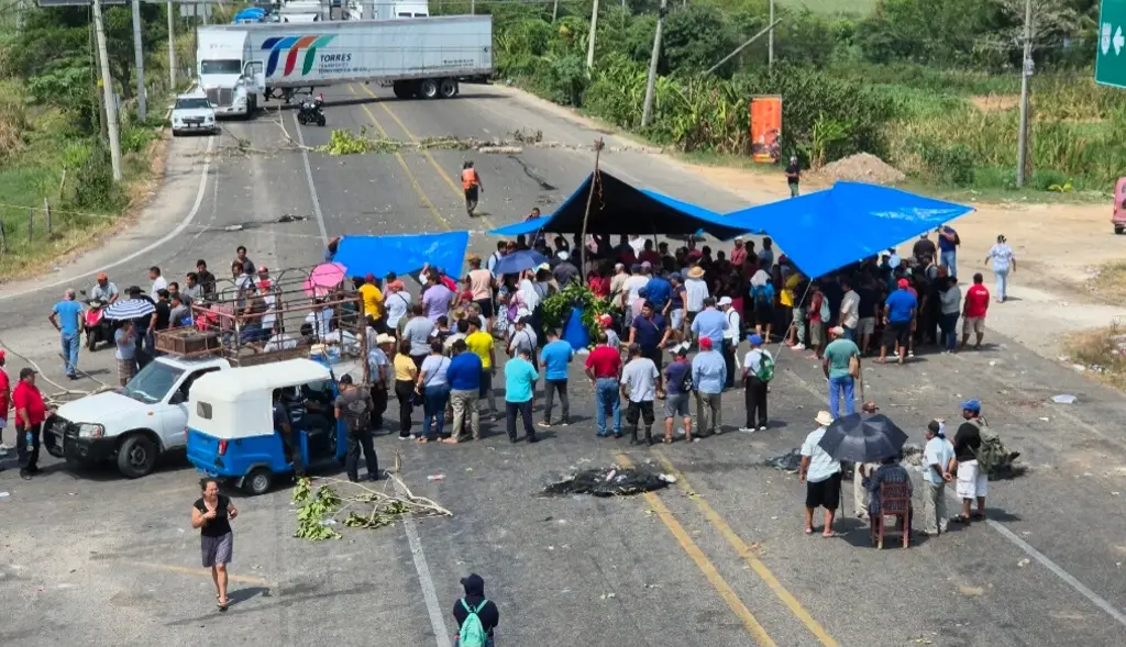 SEGOTAB inicia negociaciones con manifestantes que mantienen bloqueo en la carretera Villahermosa-&nbsp;Frontera
