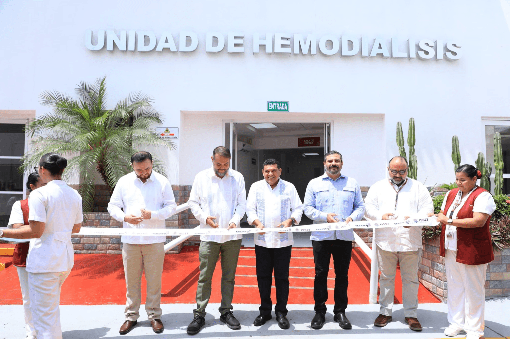Entrega Gobernador Javier May moderna área de hemodiálisis en el ISSET; beneficiará a más de 270&nbsp;pacientes