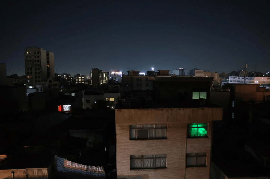 Irán reabre parcialmente el espacio aéreo; en Teherán sigue&nbsp;cerrado