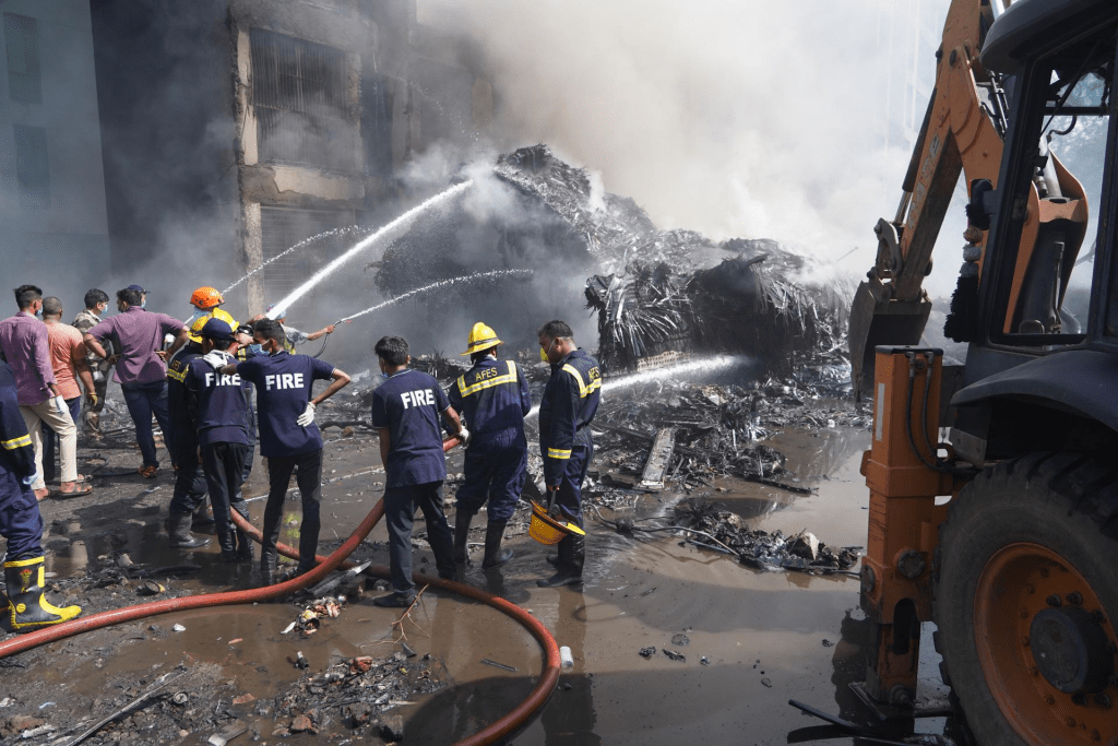 Avión se estrella con 242 pasajeros en India; autoridades estiman que no hay&nbsp;sobrevivientes