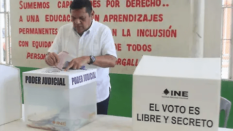 Javier May emite su voto en Comalcalco y llama a participar en jornada&nbsp;histórica