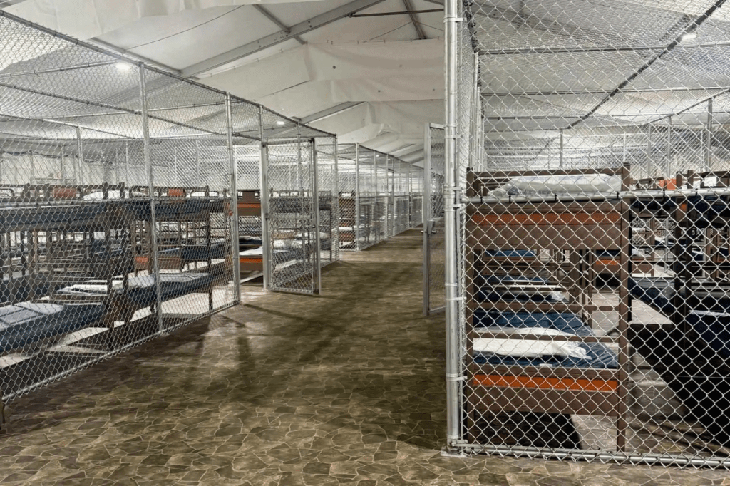 Denuncian que hay 750 migrantes en jaulas en el ‘Alligator Alcatraz’ de&nbsp;Florida