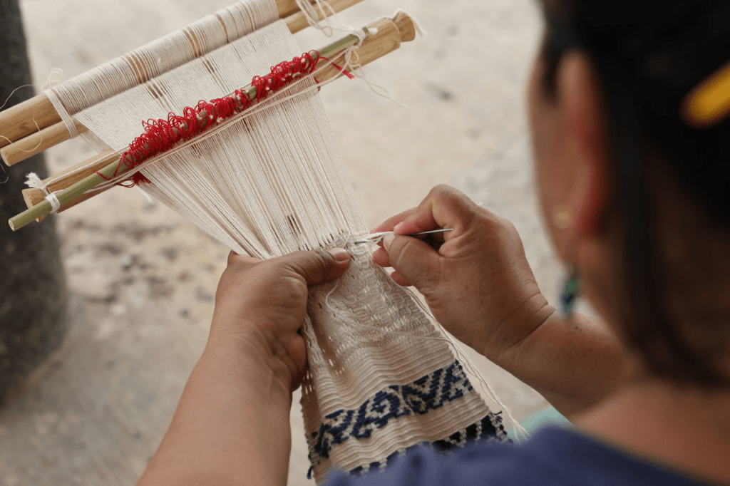 Rescatan en Nacajuca técnica ancestral del telar de cintura con respaldo del&nbsp;IFAT
