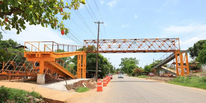 Rehabilitan puente peatonal en La Agraria para proteger a estudiantes y&nbsp;peatones