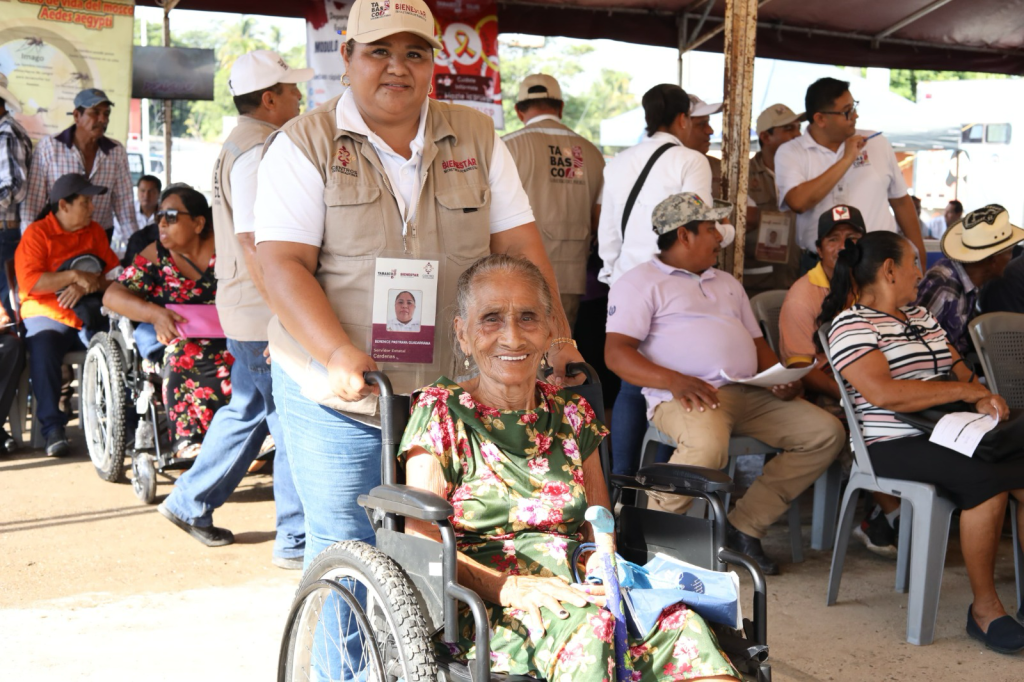 Gobernador Javier May atiende a familias de Azucena segunda sección en Jornada de Atención en&nbsp;Territorio