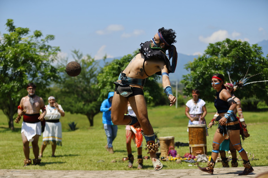 Grupos prehispánicos “luchan” en el mítico juego de&nbsp;pelota