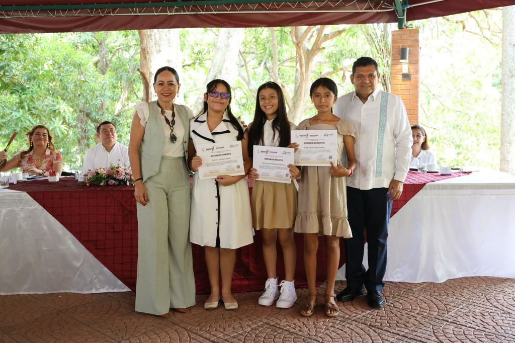 Gobernador Javier May reconoce a ganadores de Olimpiadas del Conocimiento Infantil&nbsp;2025