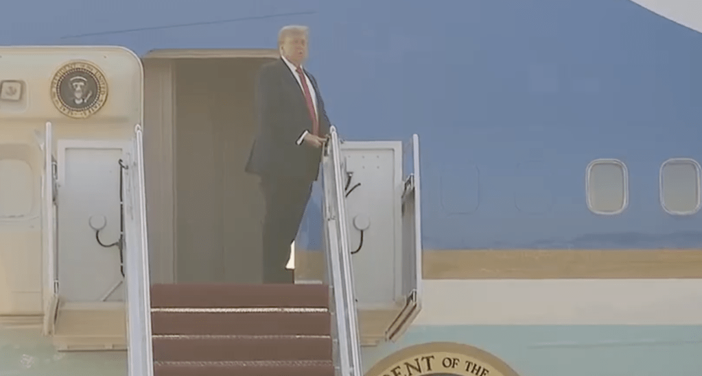 Trump viaja a la cumbre con Putin en&nbsp;Alaska