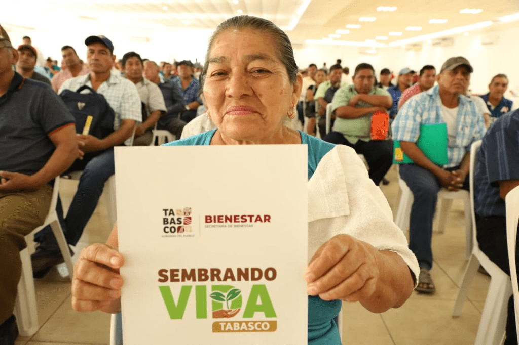 Javier May fortalece apoyos en Centla: entrega tarjetas de Sembrando Vida y Bienestar y&nbsp;Plenitud