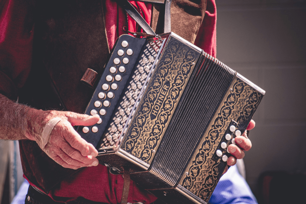 Querétaro prohíbe música que glorifique la violencia en espacios&nbsp;públicos