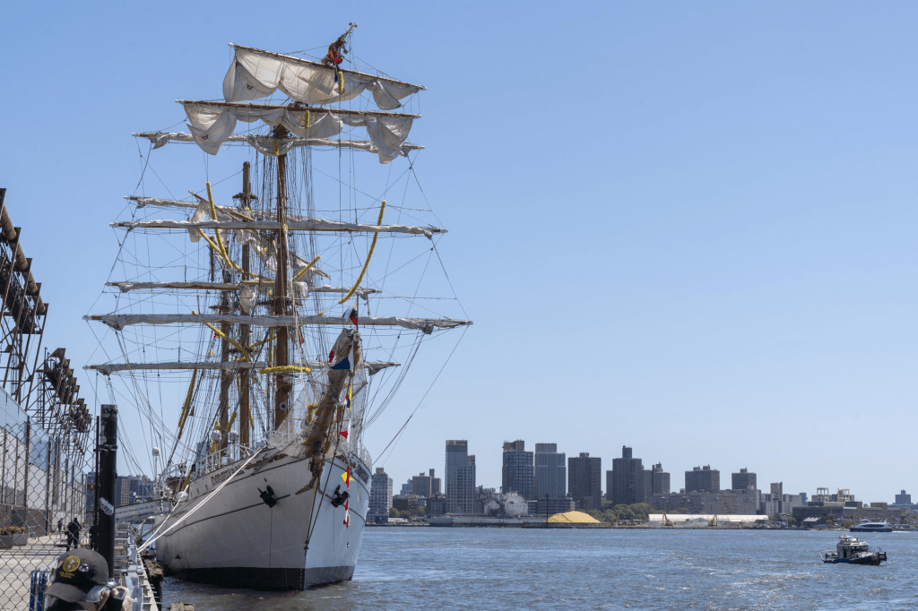 Buque Cuauhtémoc reanuda sus operaciones tras chocar con el puente de&nbsp;Brooklyn