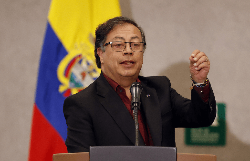 EE.UU. revocará la visa a Gustavo Petro Gustavo, el presidente de Colombia respondió a EE.UU. que la retirada de su visado viola las normas de inmunidad de la&nbsp;ONU