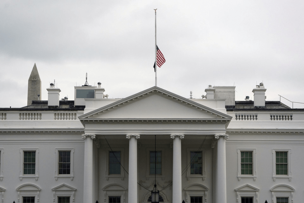 Trump ordena ondear a media asta las banderas del país por el asesinato de Charlie&nbsp;Kirk