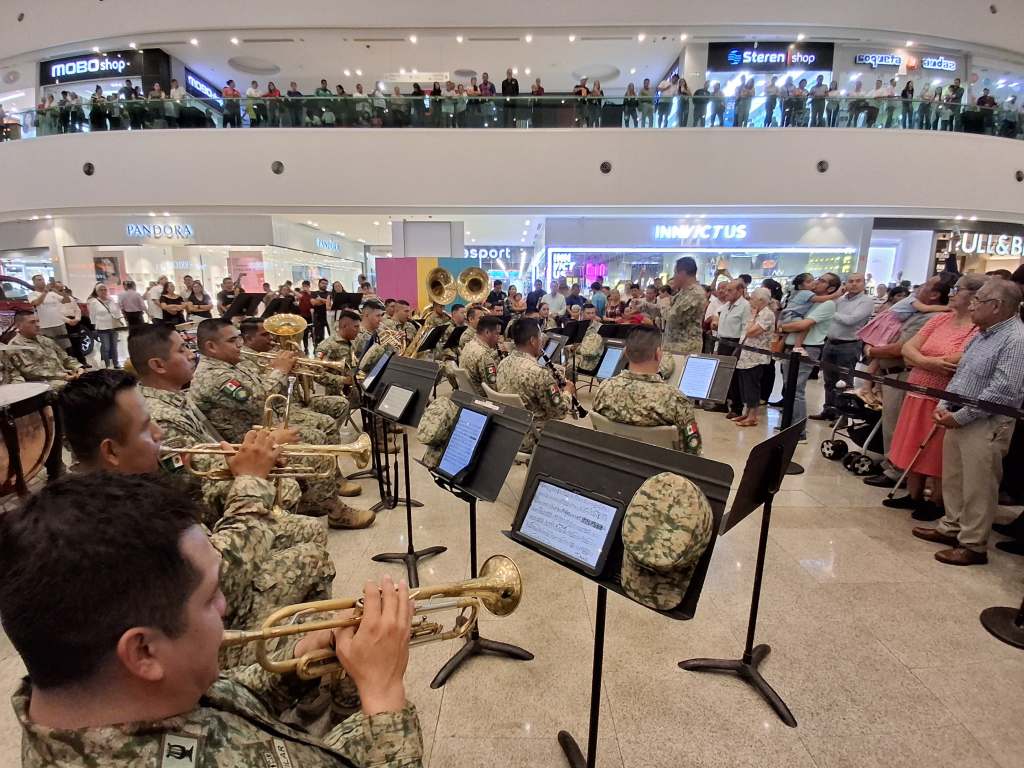 Conquista musical en Plaza Altabrisa: Banda de la VII Región Militar ofrece emotivo&nbsp;concierto