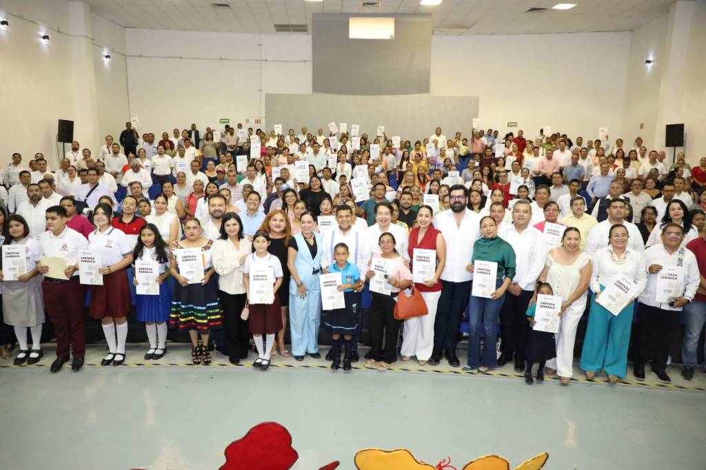 Javier May y Mario Delgado dan certeza jurídica a 77 escuelas en&nbsp;Tabasco