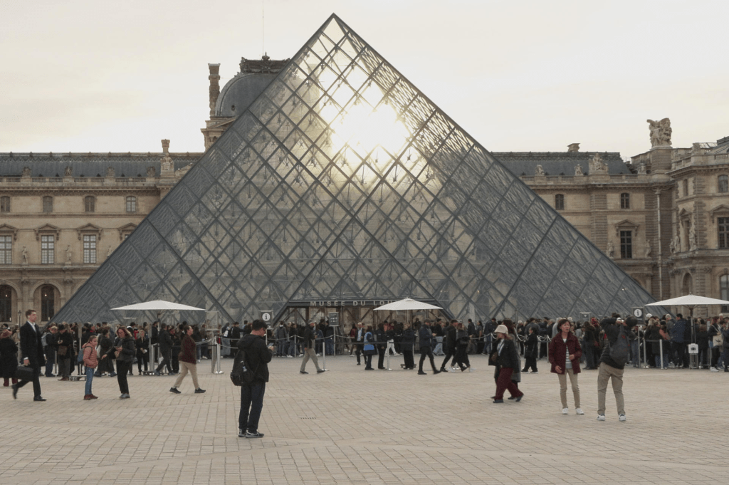 Reabren el Museo del Louvre luego de tres días de cierre tras el robo de&nbsp;joyas