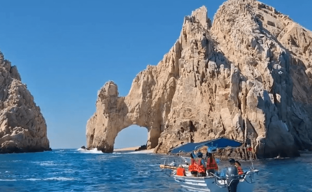 Reaparece playa bajo Arco de Cabo San Lucas; personas quedan&nbsp;atrapadas