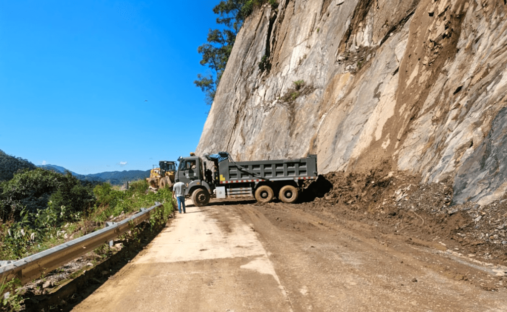 Ejército Mexicano despliega maquinaria pesada para rehabilitar caminos en zonas afectadas por&nbsp;lluvias