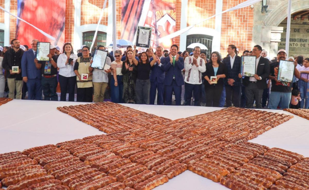 Tlaxcala logra tercer Récord Guinness con el pan de fiesta más grande del&nbsp;mundo