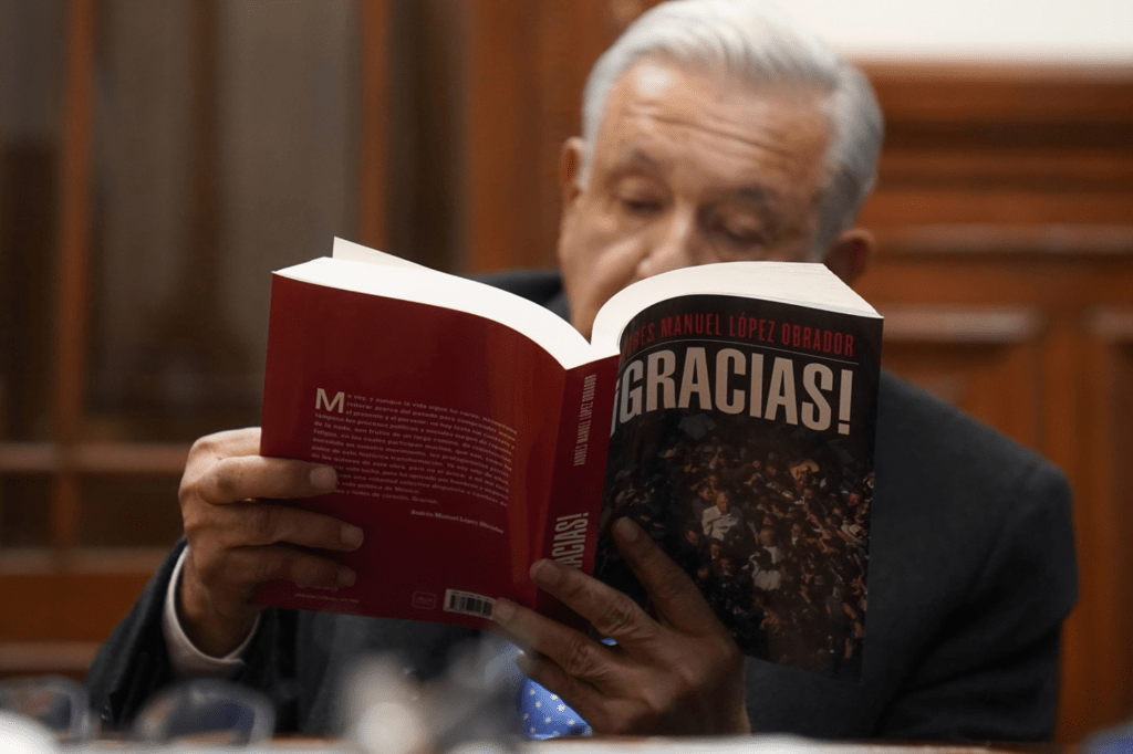 AMLO se hace presente en la FIL&nbsp;Zócalo