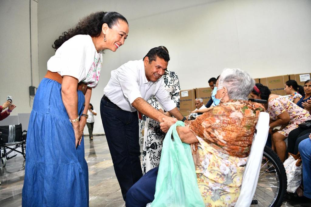 Gobierno de Tabasco entrega 492 apoyos funcionales de movilidad a personas de 15&nbsp;municipios