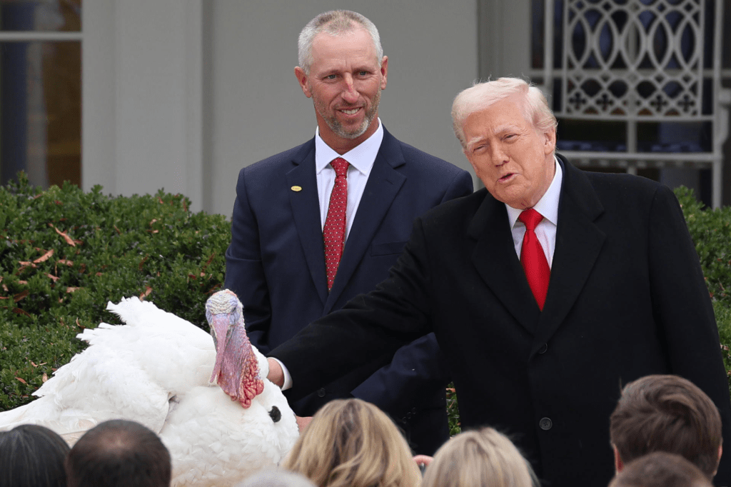 Trump indulta dos pavos por Acción de Gracias y bromea con anular los perdones que dio&nbsp;Biden