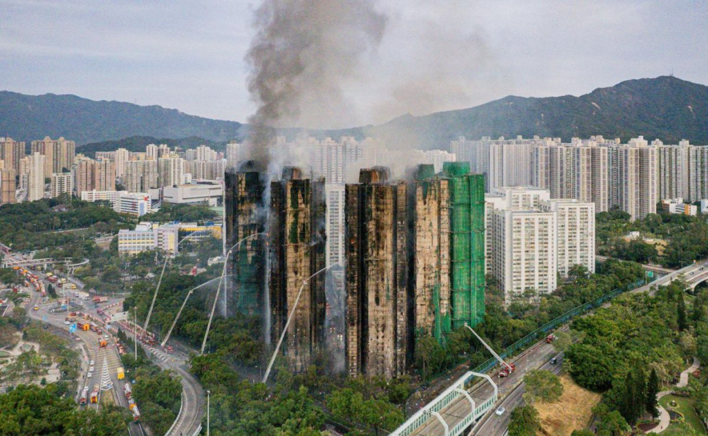 Incendio en Hong Kong suma 128 muertos; hay 8&nbsp;detenidos