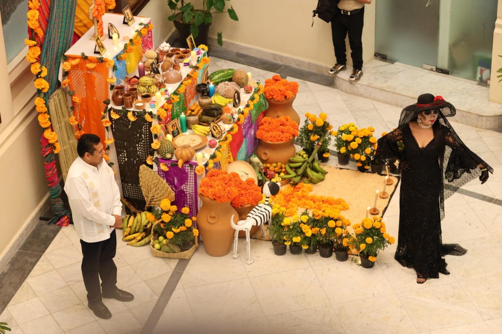 Gobierno del Pueblo celebra el Día de Muertos con altar dedicado a personajes ilustres de&nbsp;Tabasco