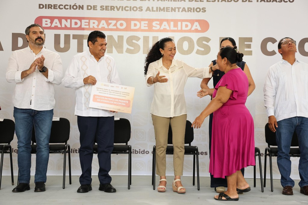 Gobierno del Pueblo refuerza programa de desayunos escolares en 188 escuelas tabasqueñas con entrega de utensilios para comedores&nbsp;escolares.