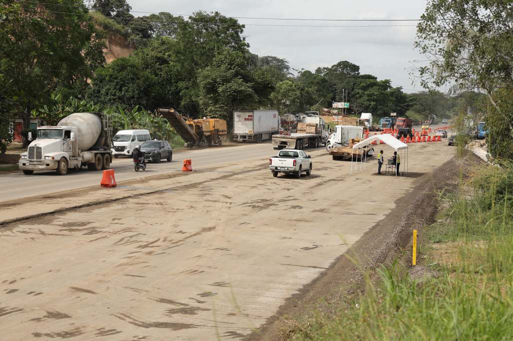 Sheinbaum y May supervisan avance del 80% en la ampliación de la carretera Macuspana–Escárcega; concluirá en&nbsp;diciembre