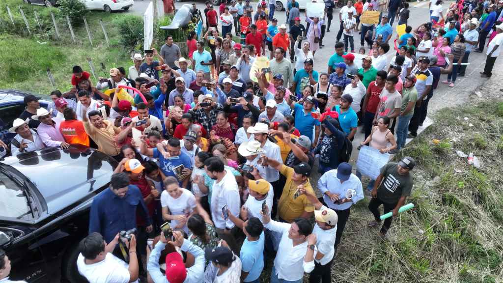 Entre becas, carreteras y proyectos productivos, Sheinbaum vive una jornada de cercanía con el pueblo de&nbsp;Tabasco