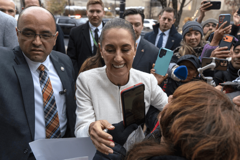 Sheinbaum se reúne con migrantes mexicanos en EE.UU. y pide un buen trato para&nbsp;ellos