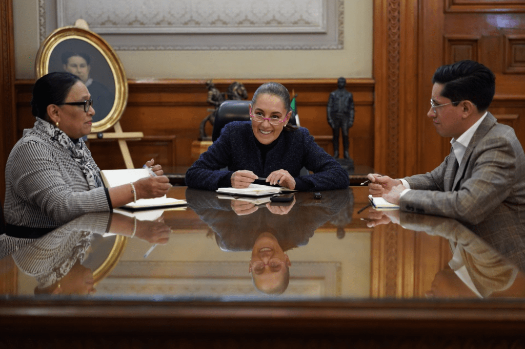 Sheinbaum habla con el papa León XIV y lo invita a&nbsp;México
