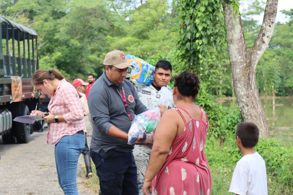 Gobierno de Tabasco entrega despensas y agua potable a comunidades afectadas por el frente Frío&nbsp;N.19