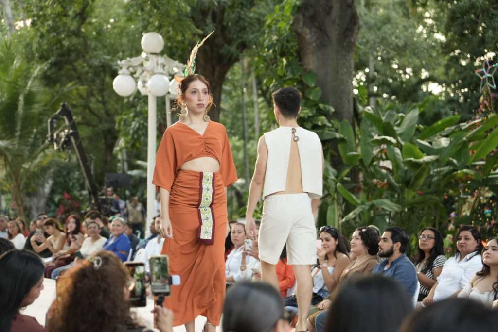 Realizan en Tabasco el primer Desfile de Moda Artesanal de Iconografía&nbsp;Maya
