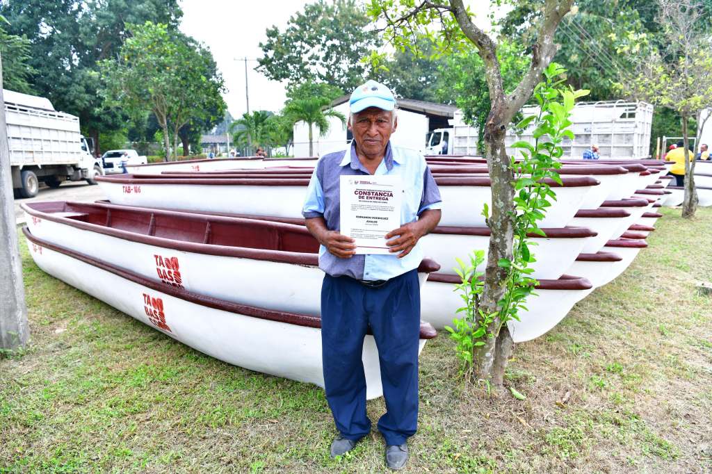 Gobierno de Tabasco entrega 113 cayucos a pescadores de siete municipios; invierte 2 mdp en embarcaciones&nbsp;menores