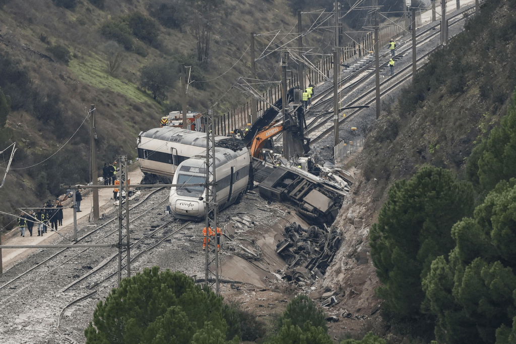 Se elevan a 43 los muertos en el accidente ferroviario en&nbsp;España