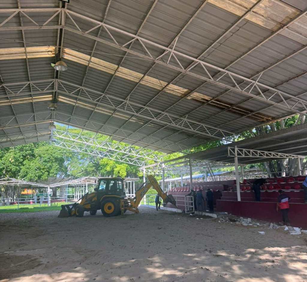 Inician demolición de pista de calificaciones en el Parque Tabasco para construir nueva infraestructura&nbsp;ganadera