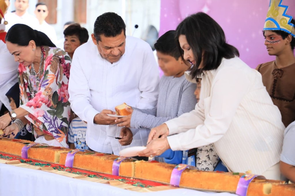 Gobernador Javier May encabeza partida de la Rosca de Reyes en Plaza de&nbsp;Armas