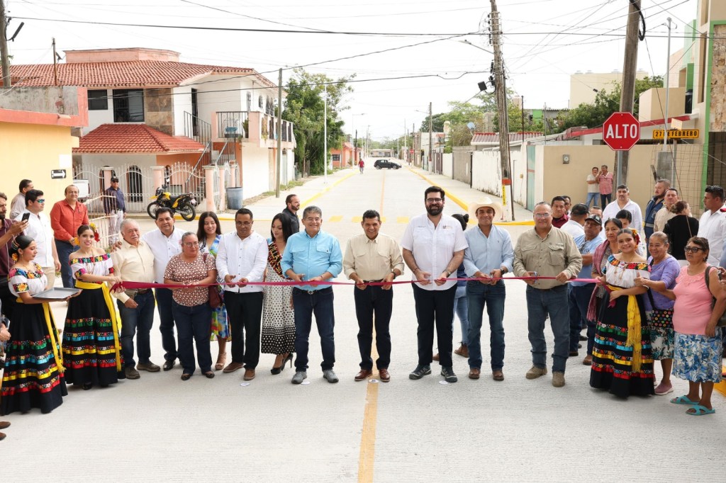 Entrega Javier May pavimentación de calles en Puerto Ceiba,&nbsp;Paraíso