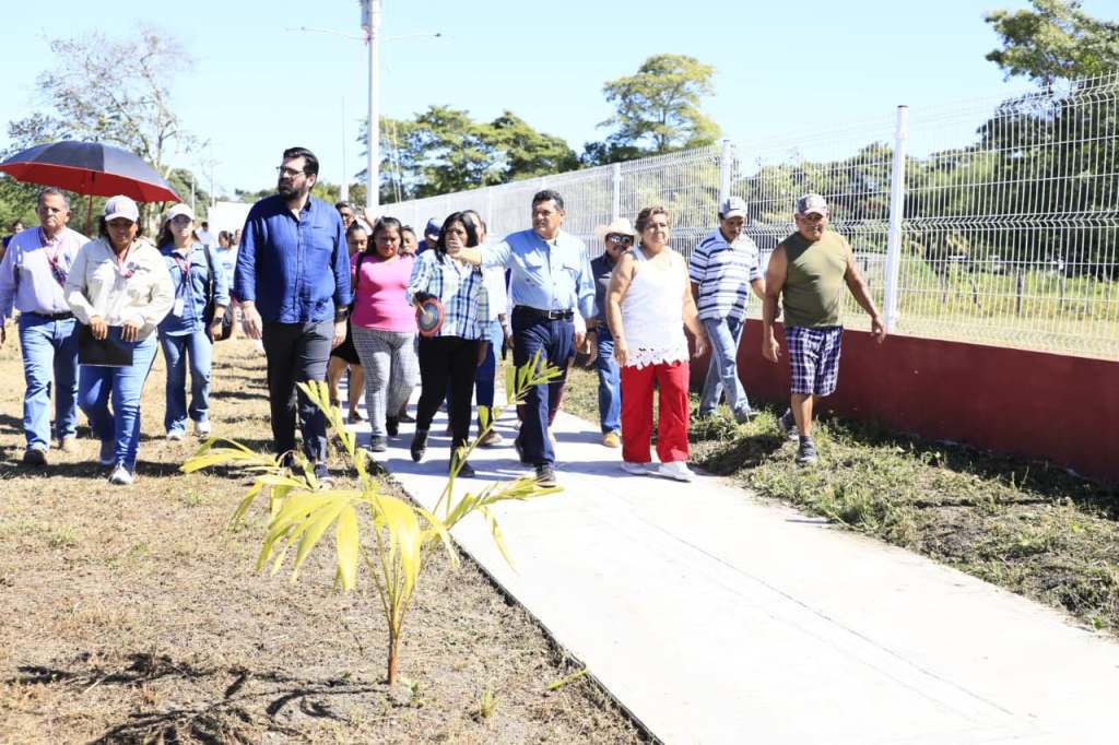 Con nueva calle pavimentada Javier May mejora acceso a centro educativo en&nbsp;Jonuta