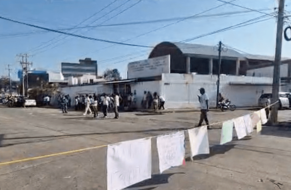 Avenida Paseo de la Sierra bloqueada por protesta de padres de familia de la Técnica&nbsp;9