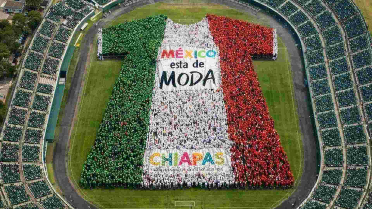 México logra récord Guinness de la camiseta de fútbol humana más grande del&nbsp;mundo