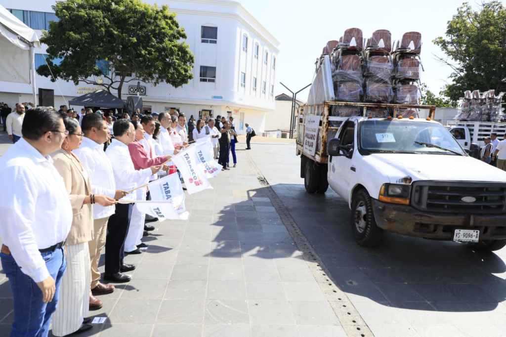 Gobernador Javier May entrega más de 13 mil 500 piezas de mobiliario escolar en&nbsp;Tabasco