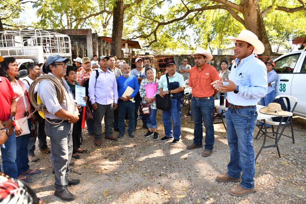 Entregan 100 paquetes de Crédito Ganadero a la Palabra en&nbsp;Tenosique