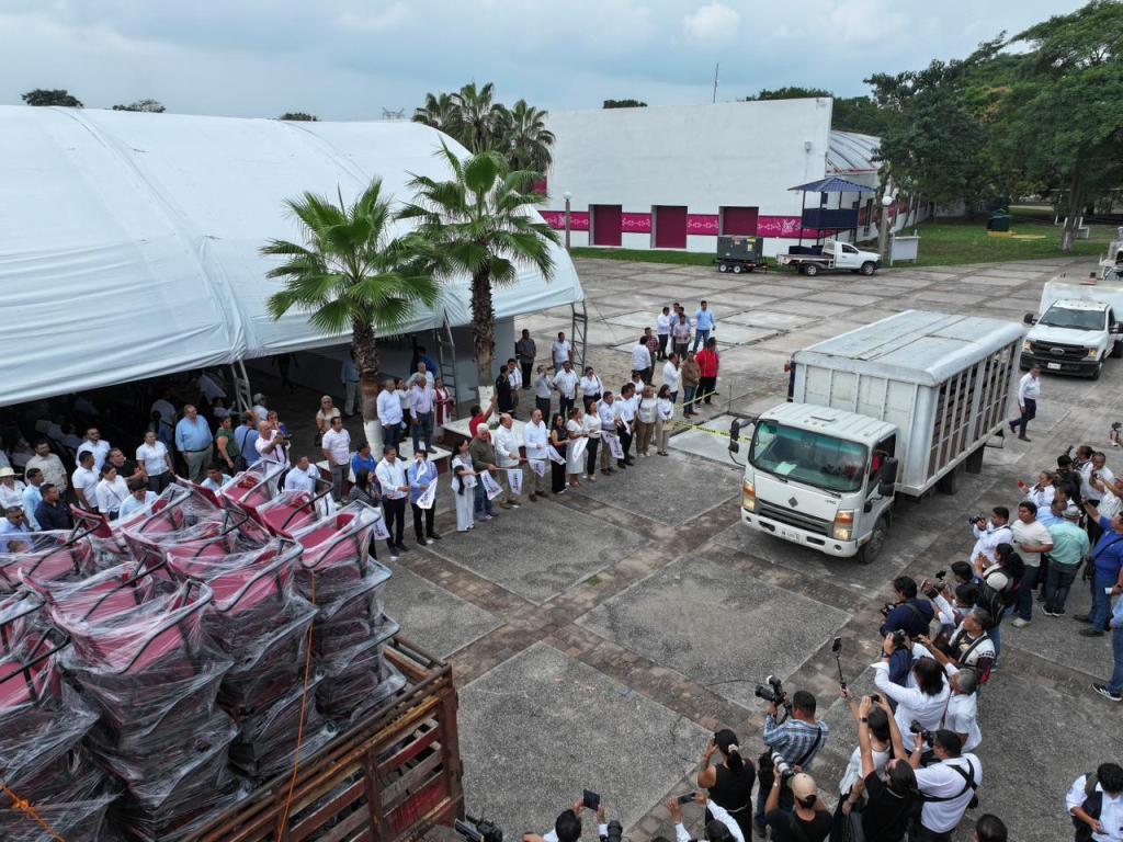 Entregan mobiliario escolar donado por Pemex a planteles de&nbsp;Tabasco