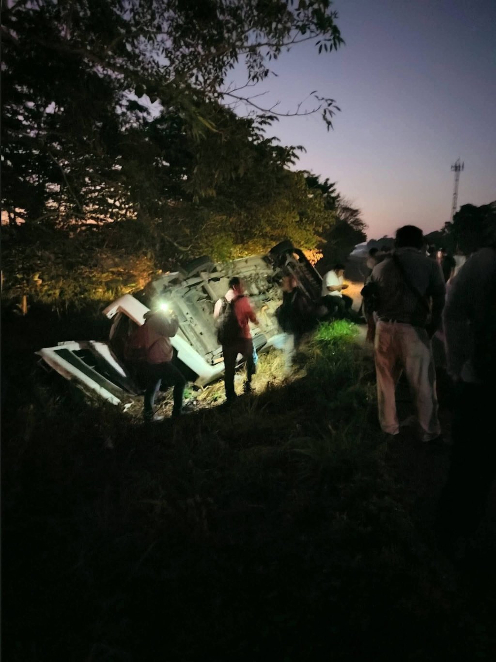 Volcadura de van deja cuatro lesionados en carretera Macuspana-Villahermosa