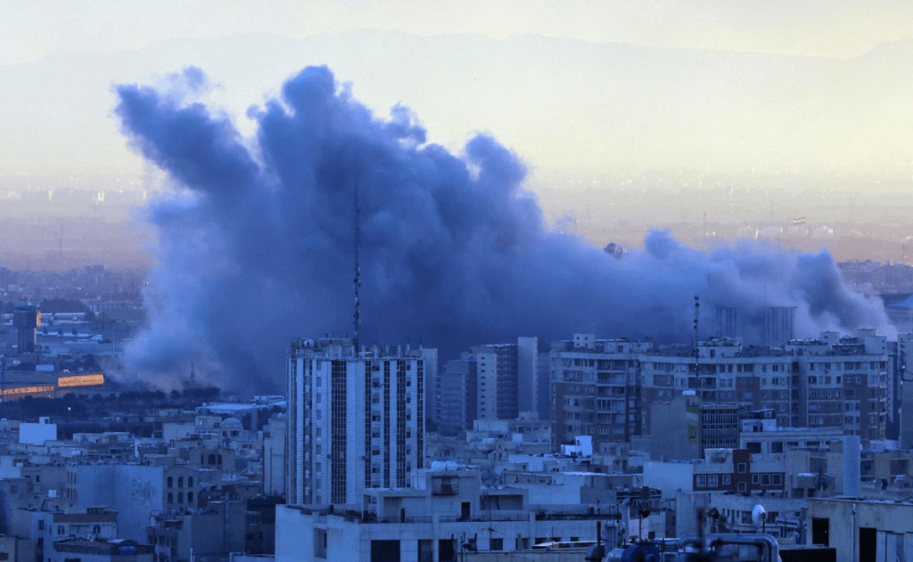 Israel ataca el edificio de la asamblea de clérigos que elegirá al sucesor de Jameneí