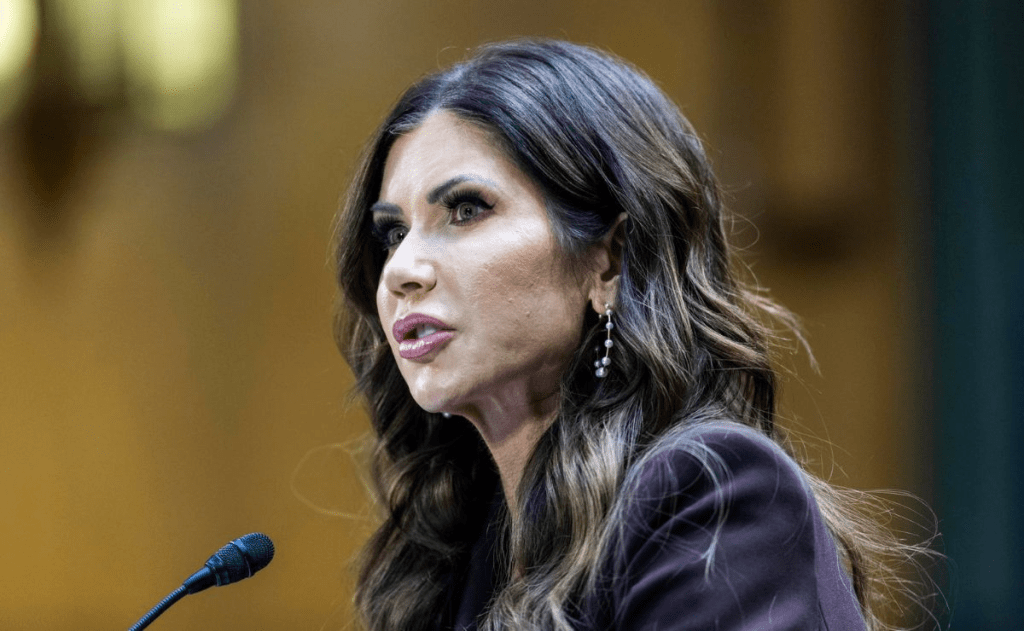 Trump sustituye a Kristi Noem como secretaria de Seguridad Nacional; anuncia a senador en su&nbsp;lugar